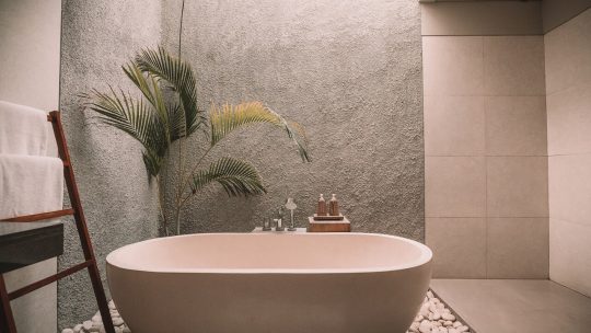 Come scegliere le piastrelle in un bagno in legno