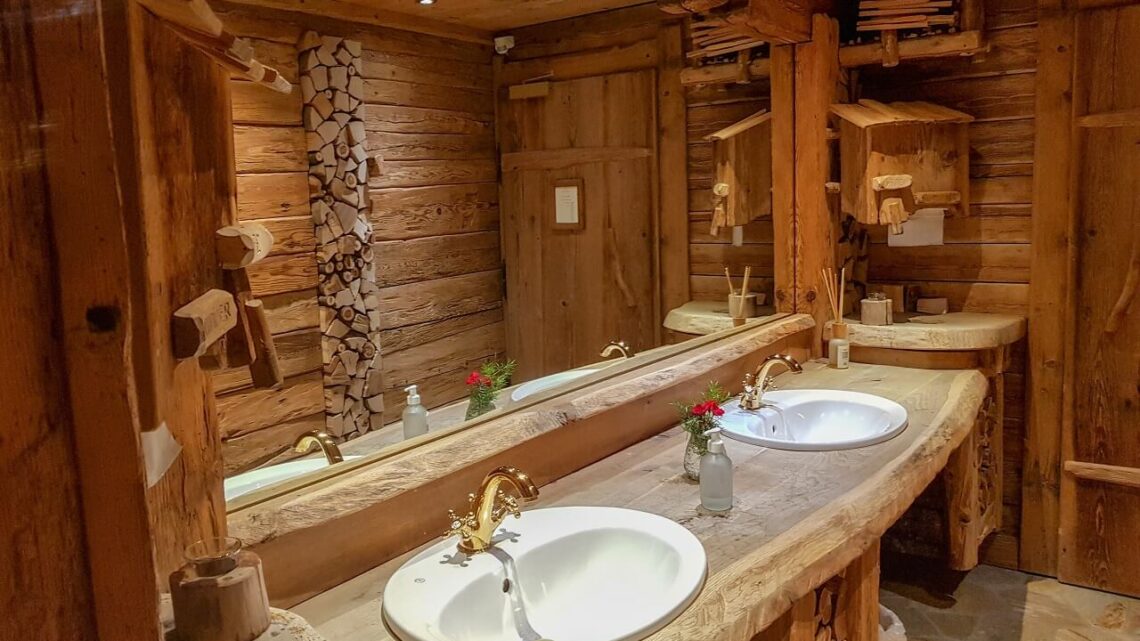 Conviene scegliere l’arredo in legno per il bagno?